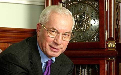 Азаров пожелал украинцам богатства на фоне часов за 45 тысяч