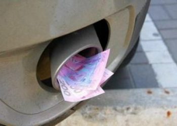 Азаров придумал как бороться с подорожанием бензина