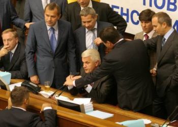 «Бютовцы» собираются ночевать в парламенте