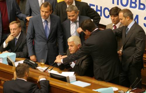 «Бютовцы» собираются ночевать в парламенте