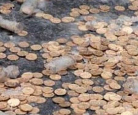 В Канаде на дорогу просыпалось 5 миллионов долларов