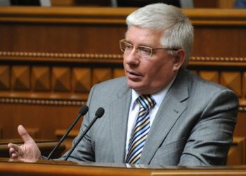 Депутат не повинен з мітлою по вулицях бігати - Чечетов
