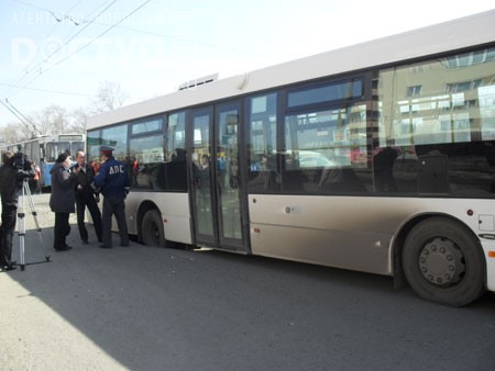 Суровый челябинский автобус возомнил себя поездом метро