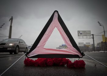 В Крыму водитель сбил двух пешеходов и повредил два автомобиля