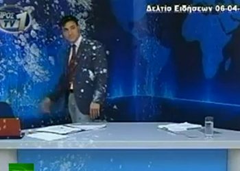 Грецького телеведучого закидали яйцями в прямому ефірі