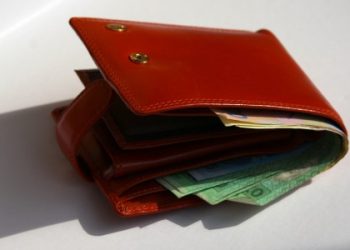 Найстарша злодійка України ріже сумки нігтямі та вітрачає гроші на цукерки правнукам