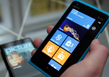 Власники смартфона Lumia 900 отримають від Nokia по $100