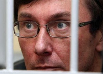 Луценко через вікно лікарні привітав українців з Великоднем