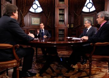 Медведев: в масштабах страны серьезные фальсификации на выборах невозможны