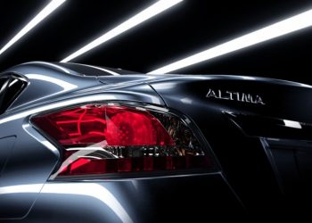 Стала доступною задня частина авто Nissan Altima 2013