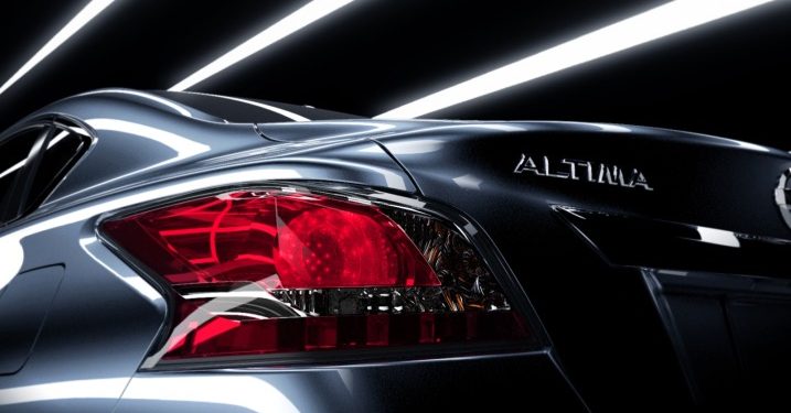 Стала доступною задня частина авто Nissan Altima 2013