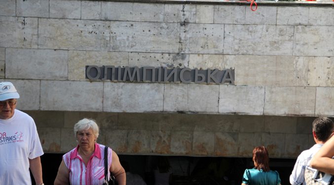 На станции «Олимпийская» мужчина бросился на рельсы