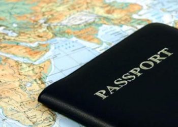 Українцям перестали видавати закордонні паспорти