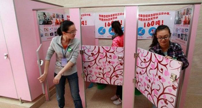 Китайские женщины хотят научиться пользоваться писсуаром