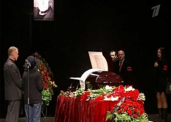 В гроб Пороховщикова положили прядь волос жены