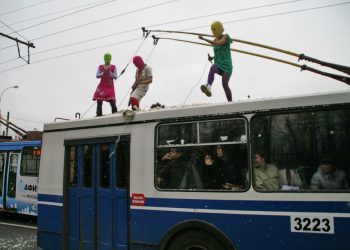 У храма Христа Спасителя задержаны защитники Pussy Riot