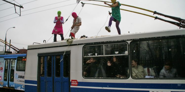 У храма Христа Спасителя задержаны защитники Pussy Riot