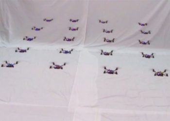 Миниатюрные роботы летают группой и показывают фигуры высшего пилотажа