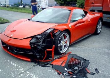 Щоб врятувати життя їжаку, водій пожертвував Ferrari