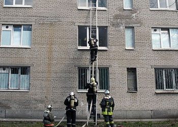 У Дніпропетровську жінка, випавши з 6 поверху, долетіла лише до 5го