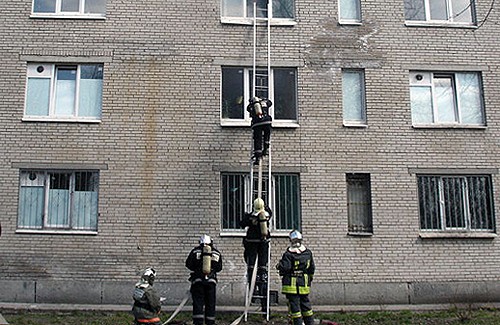 У Дніпропетровську жінка, випавши з 6 поверху, долетіла лише до 5го