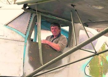 Красноармеец во дворе собрал три самолёта