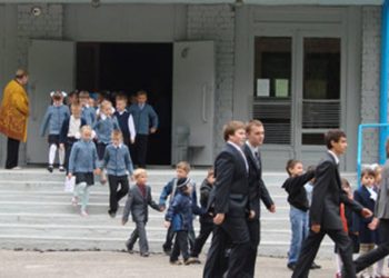 Учеников астраханской школы эвакуировали из-за запаха сероводорода