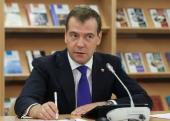 Медведев предложил выбирать директоров школ на конкурсной основе