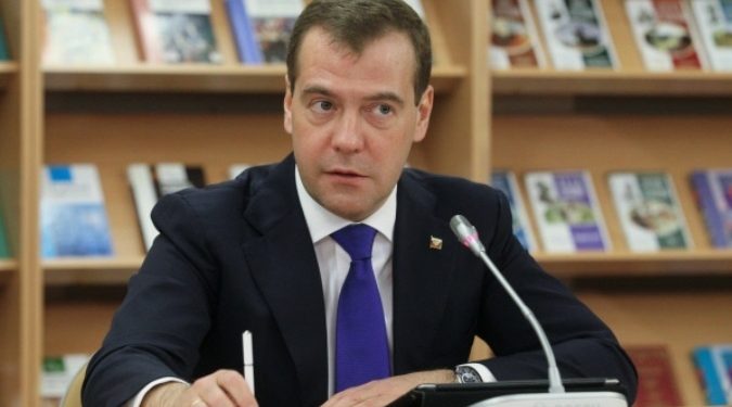 Медведев предложил выбирать директоров школ на конкурсной основе