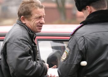 Депутаты хотят сажать водителей в тюрьму на неделю за езду без прав