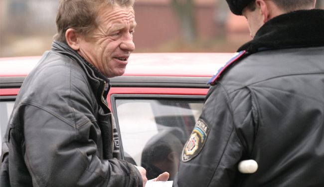 Депутаты хотят сажать водителей в тюрьму на неделю за езду без прав
