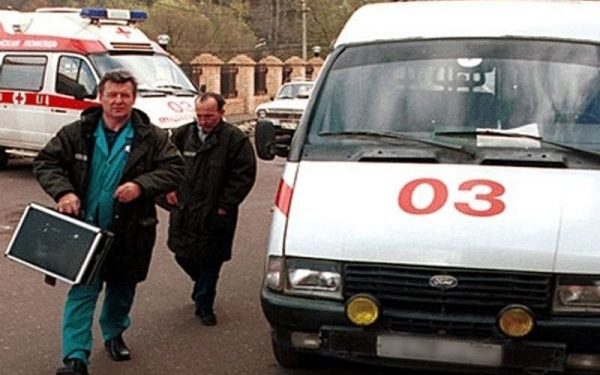 Мужчина погиб в центре Петербурга от упавшей со здания лепнины – СК