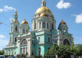 Під час служби в церкві чоловік роздягнувся догола