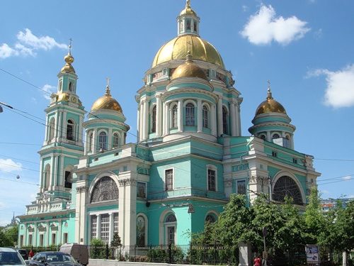 Під час служби в церкві чоловік роздягнувся догола