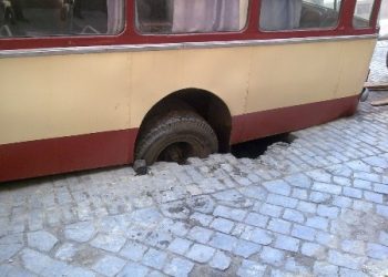 В Самаре троллейбус с пассажирами провалился под асфальт