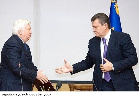 Янукович поручил Пшонке разобраться с Тимошенко