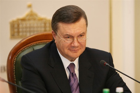 Янукович у Львові відкриє аеропорт, зустрінеться з Платіні та місцевими знаменитостями