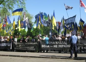 У здания суда Регионалы побили БЮТовца