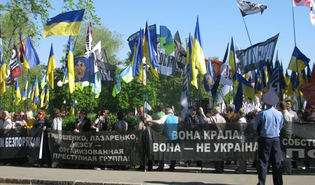 У здания суда Регионалы побили БЮТовца