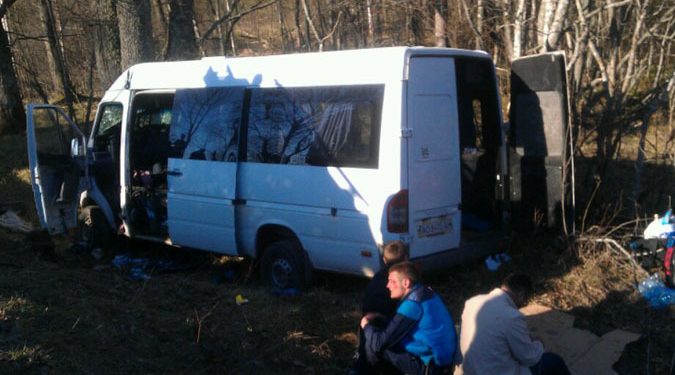 В серьёзном ДТП в Псковской области пострадали 8 граждан Украины