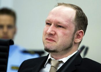 Тысячи норвежцев решили террористу Брейвику «дать по ушам» детской песней