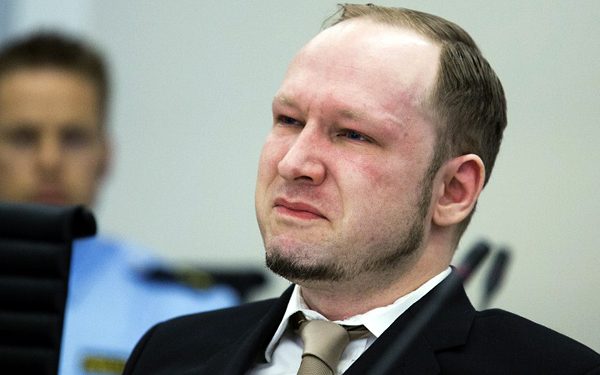 Тысячи норвежцев решили террористу Брейвику «дать по ушам» детской песней
