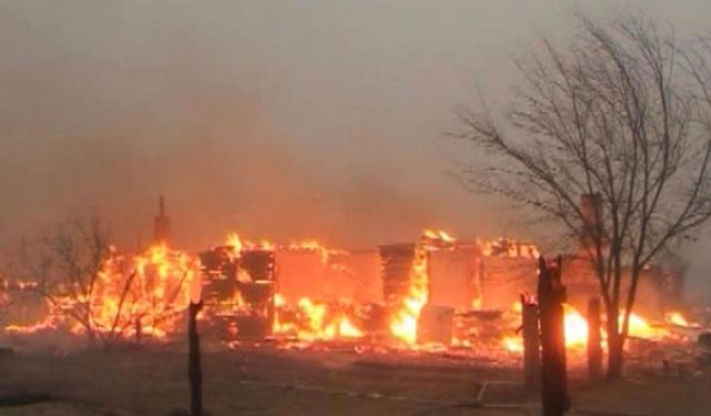 Сотрудники МЧС локализовали пожар в поселке Тыгда