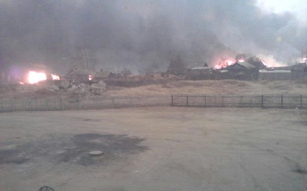В поселке Тыгда Амурской области горят 65 жилых домов