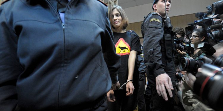 Следствие боится, что участница Pussy Riot может скрыться в Канаде