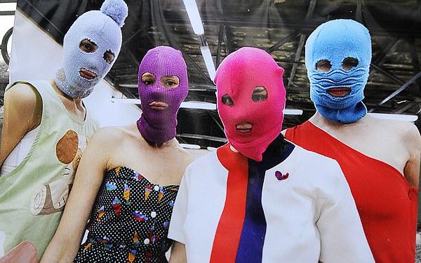 Суд продлил арест двум девушкам из Pussy Riot