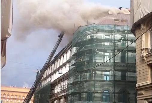 Пожар в центре Москвы: пожарные снимают людей с крыши