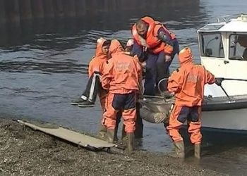 Найдено тело одного из двух мальчиков, уплывших на плоту в море