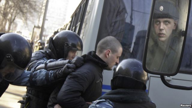 Удальцова задержали у представительства Астрахани