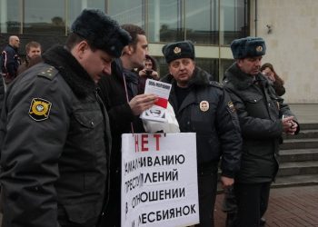 В Питере продолжают задерживать по обвинению в гей-пропаганде